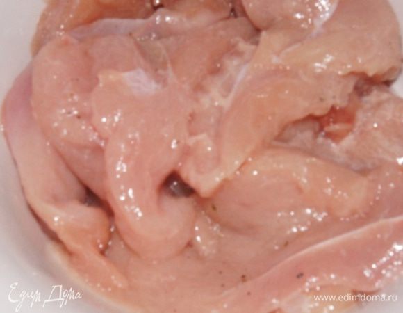 Куриное филе отбить, посолить, поперчить, сбрызнуть лимонным соком и растительным маслом. Оставить мариноваться в холодильнике на 30 минут.
Присыпать панировочными сухарями и запечь в разогретой до 200°С духовке в течении 15 минут.