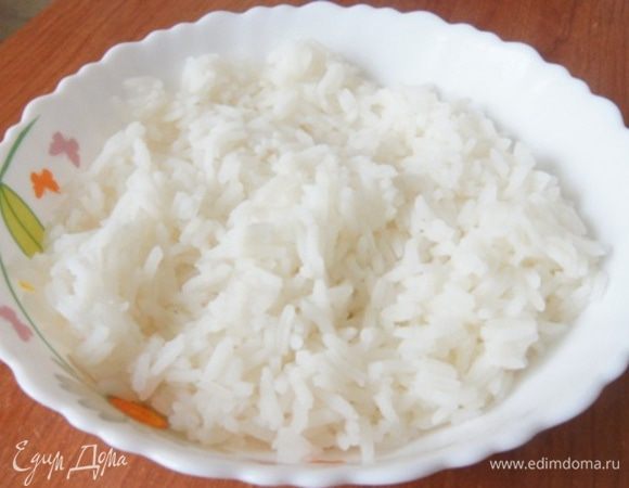 Делаем цветной или нескучный рис. 
Отварить рис до готовности в подсоленной воде. У меня тот, что варится в пакетике.