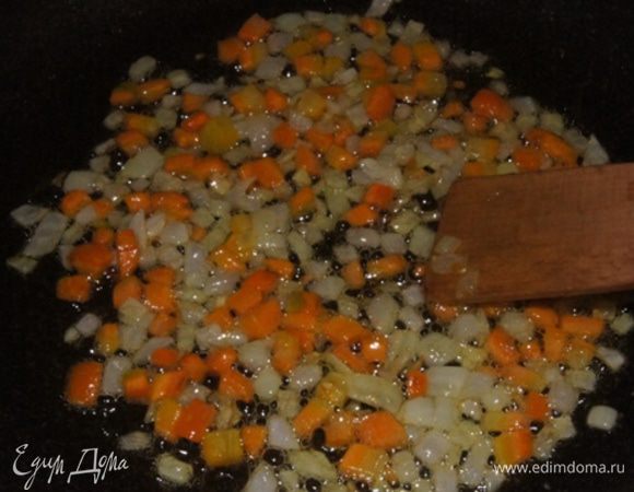 В сковороде разогреть сливочное и ложку растительного масла. Морковь и лук порезать кубиками и обжарить на среднем огне минут 10-12.