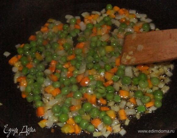 Зеленый горошек (предварительно достать из морозилки) всыпать к луку с морковкой. Готовить еще 10 минут, приправив прованскими травками или любыми на ваш вкус специями.