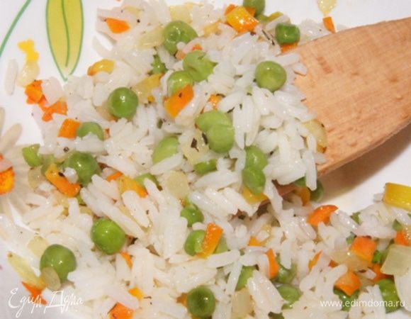 Смешать рис с овощами.