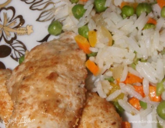 Достать из духовки куриную отбивную и подавать с рисом.
Приятного аппетита!