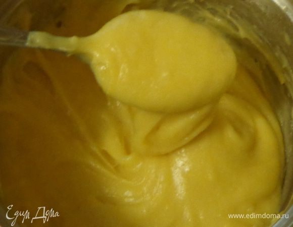 Сделать заварное тесто: в кипящей воде растворить масло и соль, добавить муку и хорошенько размешать до однородности. По одному ввести яйца и добиться гладкой консистенции.