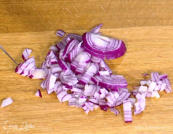 Красный лук почистить и мелко порезать.