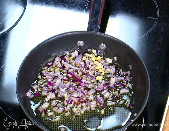 Разогреть в сковороде 2 ст. ложки оливкового масла и обжарить лук и чеснок.