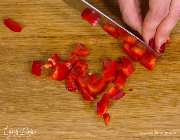Сладкий перец, удалив перепонки и семена, нарезать маленькими кубиками.