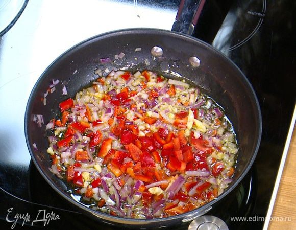 В сковороду с луком и чесноком добавить сладкий перец и чили, все обжарить.