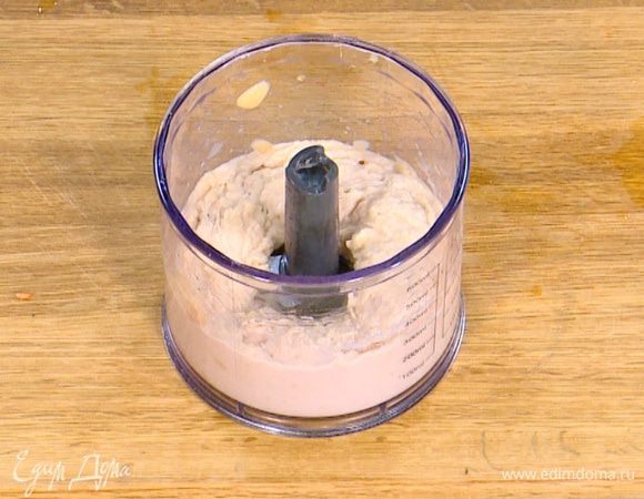 Консервированную фасоль, слив жидкость, измельчить в блендере в пюре.