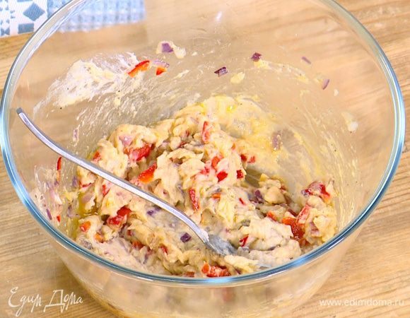 Добавить обжаренные овощи, все посолить, поперчить и перемешать.