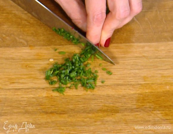 Шнитт-лук мелко порубить.