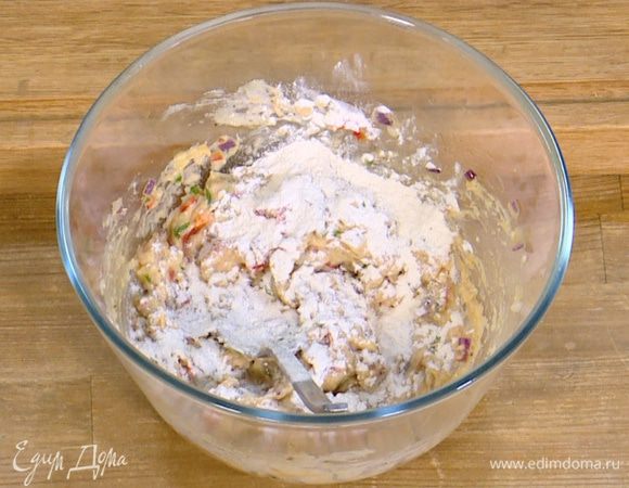 К фасоли с овощами добавить шнитт-лук и муку, все перемешать.