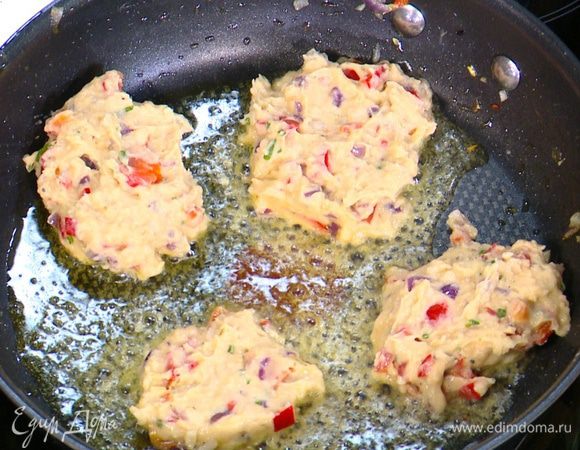 Разогреть в отдельной сковороде оставшееся оливковое масло и, выкладывая фасолевую массу на сковороду ложкой, пожарить котлеты.