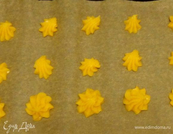 На другой противень выдавить маленькие эклерчики для украшения. Когда изделия поднимутся, убавить нагревание до 180°С. 