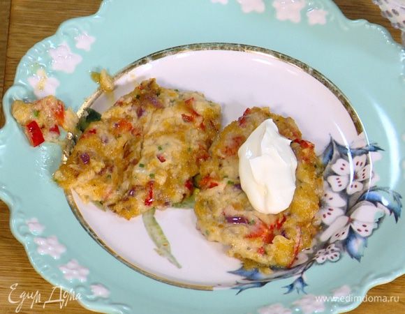 Подавать котлетки со сметаной.