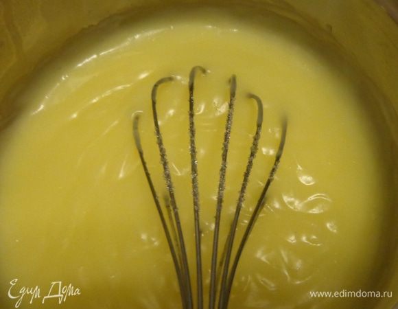 Сварить заварной крем: вскипятить молоко с половиной сахара, взбить желтки с оставшимся сахаром и крахмалом, осторожно влить в яичную смесь немного молока, постоянно помешивая, и перелить все в молоко. Варить до загустения, постоянно мешая венчиком. 