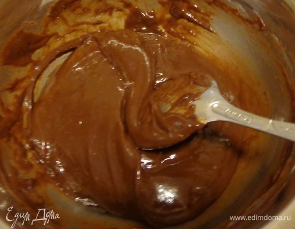 Разделить крем напополам и в одну часть добавить шоколад. Полностью растворить его в креме. Остудить обе части.
Когда кремы остынуть, добавить размягченное сливочное масло и коньяк и хорошенько взбить.