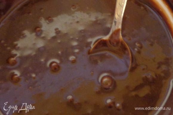 Сделать ганаш: довести до кипения сливки, убрать с огня и растопить в них черный шоколад. Для блеска добавить сливочное масло. Остудить.