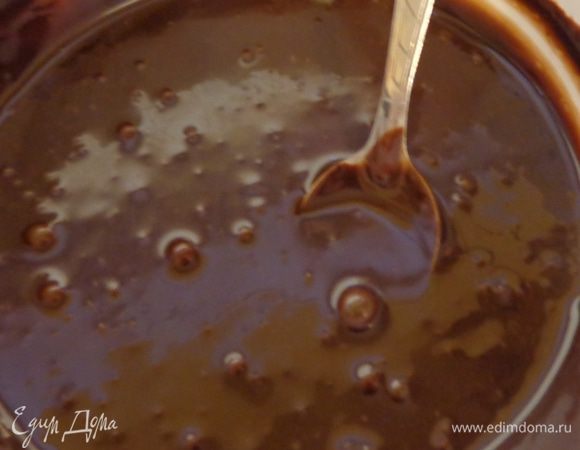 Сделать ганаш: довести до кипения сливки, убрать с огня и растопить в них черный шоколад. Для блеска добавить сливочное масло. Остудить. 