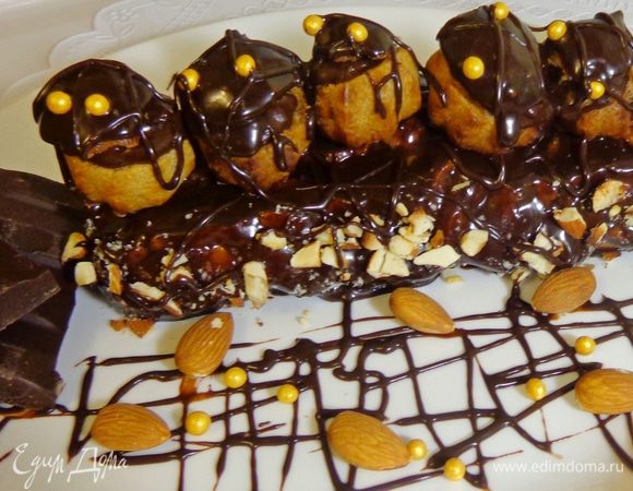 Срезанные "шапочки" маленьких эклерчиков тоже окунуть в ганаш и накрыть ими темный крем. Опять охладить. Аккуратно переложить пирожное на тарелку, украсить его золотой присыпкой и остатками ганаша. Охладить!