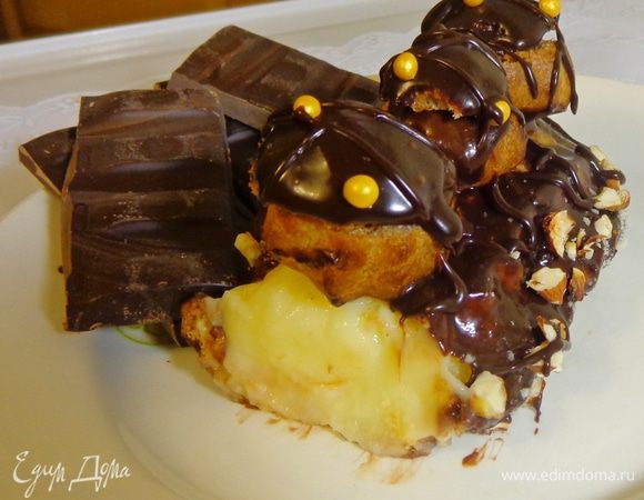 Я потому выделила это слово, что моим нетерпеливым молодцам ждать было недосуг и они совершили набег на холодильник слишком рано. Кусочек получился в разрезе вот так.
Я хотела было рассердиться, но, увидев их довольные лица, передумала. 
Приятного аппетита!
