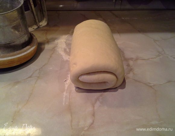 Свернуть, раскатать, еще раз присыпать содой, опять свернуть и повторить 3 раза. 