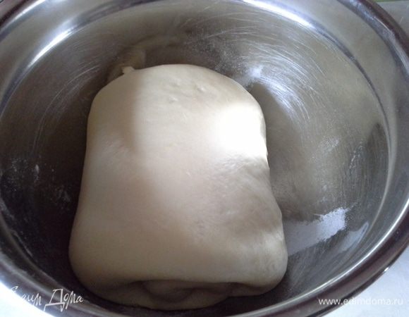 Через 2,5 часа тесто поднялось, разделить на 2 части: большую и поменьше. 