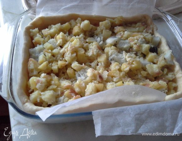 Начинка.
Рыба у меня ледяная, нужно удалить хребет и нарезать на кусочки, картофель отварной, теплый нарезать кубиками + сливочное масло, соль, перец по вкусу (картофель теплый — сливочное масло само тает) + одну луковицу (большую) измельчить блендером до пюре, если начинка получилась суховатая, добавить 2-3 ст.л воды.