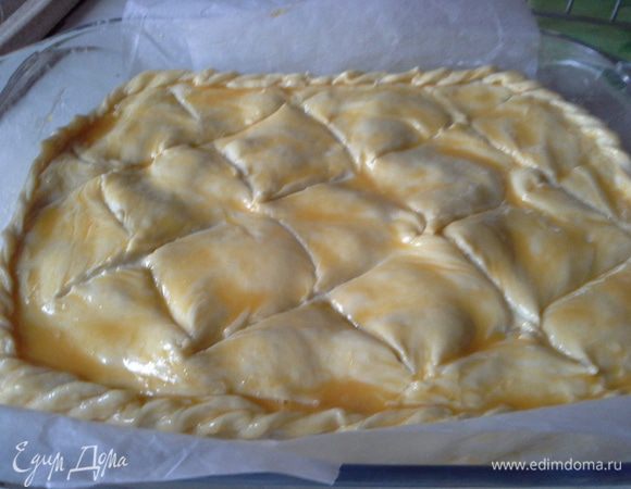 Раскатать вторую часть (тесто невероятно мягкое, работать с ним одно удовольствие), накрыть, смазать желтком взбитым и сделать надрезы.