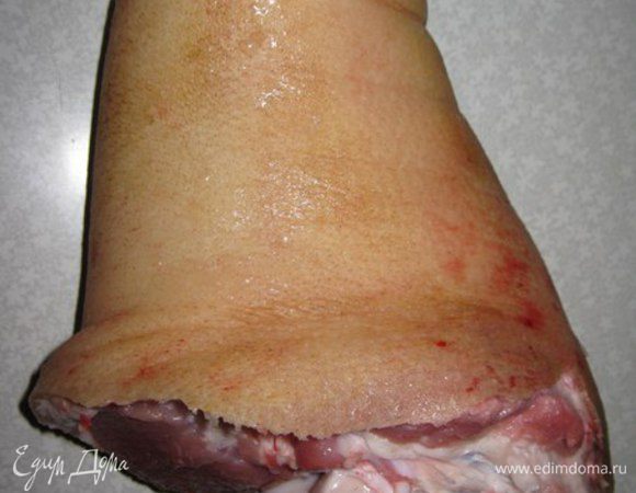 Моем рульку. Кладем в кастрюлю.
Чистим лук.