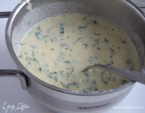 Добавить к соусу яйца, натертый на крупной терке российский сыр, горчицу и мелко рубленную петрушку. Посолить и поперчить по вкусу.