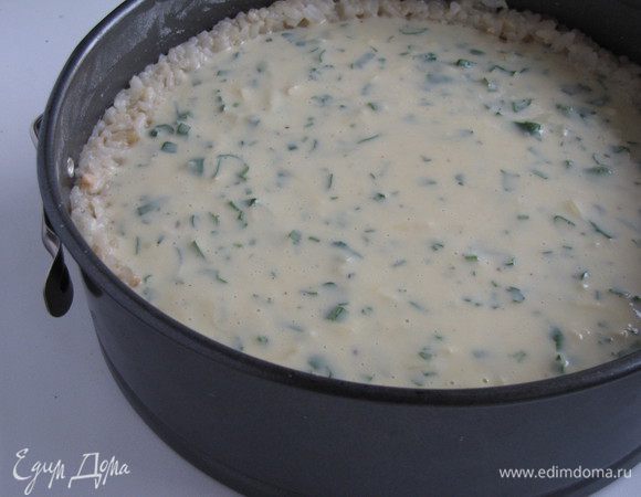 Вылить соус на рыбу.