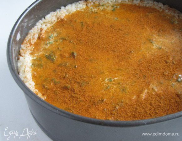 Сверху посыпать паприкой.