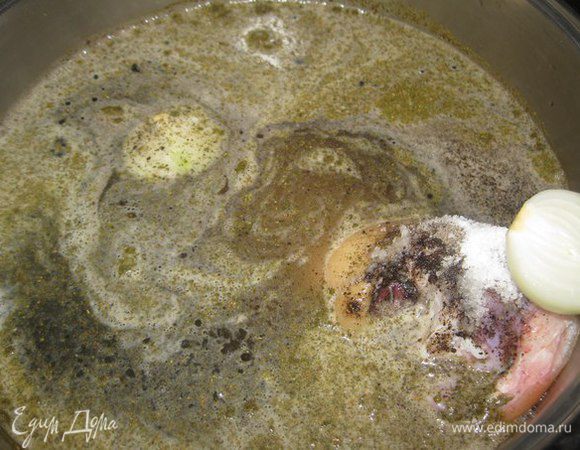 В большую кастрюлю наливаем воду, чтобы она покрывала рульку. Добавляем соль, черный и красный перец. 