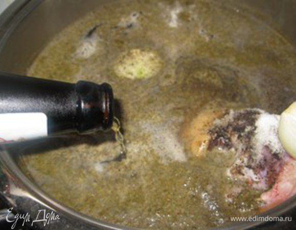 Доводим до кипения, бросаем 2 луковицы разрезанные наполовину. Вливаем темное пиво. Закрываем и рулька должна вариться около 3 часов.