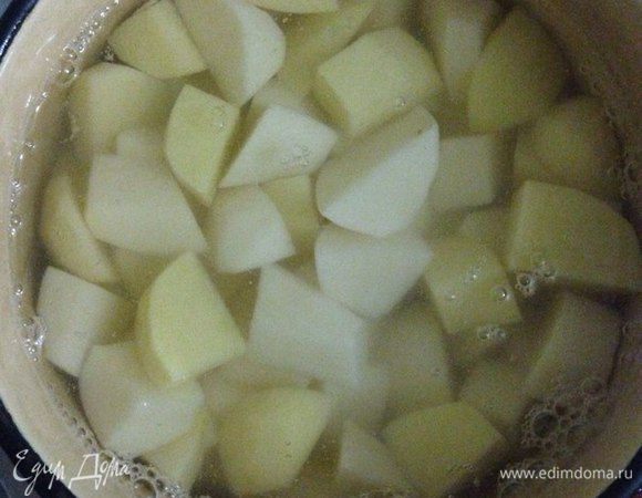 Начинка для гуся. Картофель почистить и отварить до готовности.
