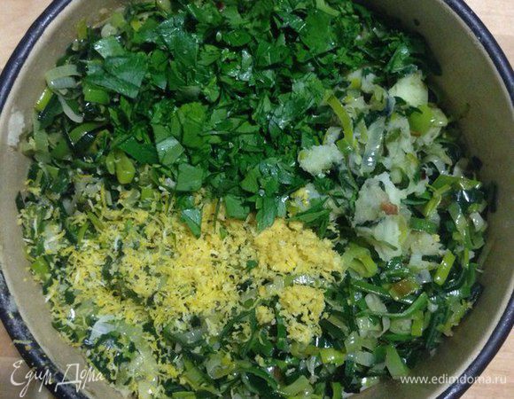 С картошки слить воду и растолочь со сливочным маслом в пюре. Перемешать картофельное пюре с обжаренным луком-пореем, добавить нарезанную петрушку и лимонную цедру. Приправить свежемолотым перцем и солью по вкусу.