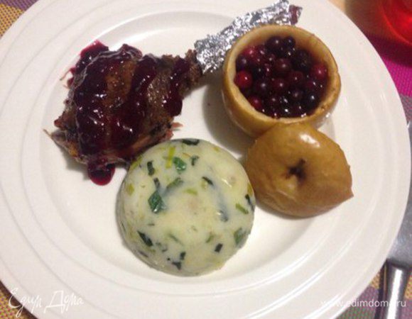 Пока яблоки запекаются, готовим соус. Лук мелко нарезать и обжарить в небольшом количестве масла. Добавить клюкву и мед, потушить немного, затем добавить сок одного апельсина. Приправить соус солью и перцем. Тушить под крышкой на среднем огне 20 минут. Соус можно подать в таком виде или с помощью блендера измельчить. Вот такая вкуснота у меня получилась. Приятного аппетита!