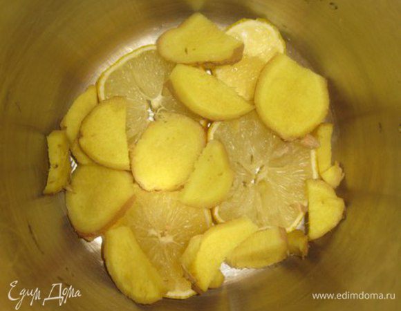 Имбирь моем и нарезаем на кусочки. Половину лимона моем и нарезаем на дольки.