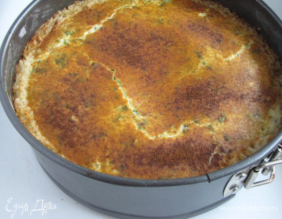 Поставить пирог в духовку, разогретую до 180°С, и запекать 30 минут. Готовый пирог немного остудить.