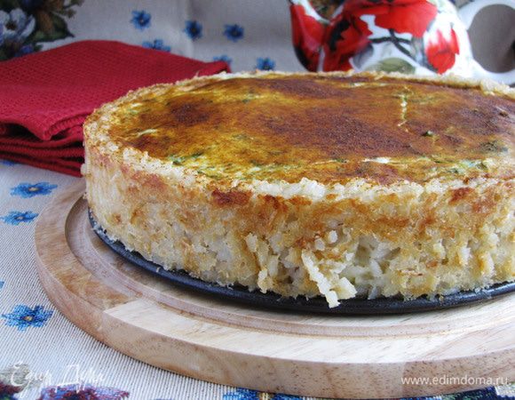 Аккуратно провести ножом вдоль бортиков и освободить пирог. 