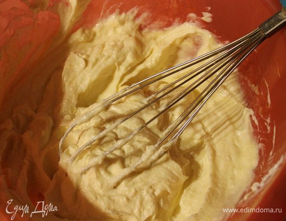 Растереть творог с сахаром, манной крупой и яйцами, до кремообразного состояния. К полученной массе добавить хлопья и молоко. Тщательно перемешать венчиком.
