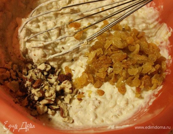 Фундук измельчить до состояния крупной крошки, изюм порубить ножом, добавить к творожно-овсяной массе.