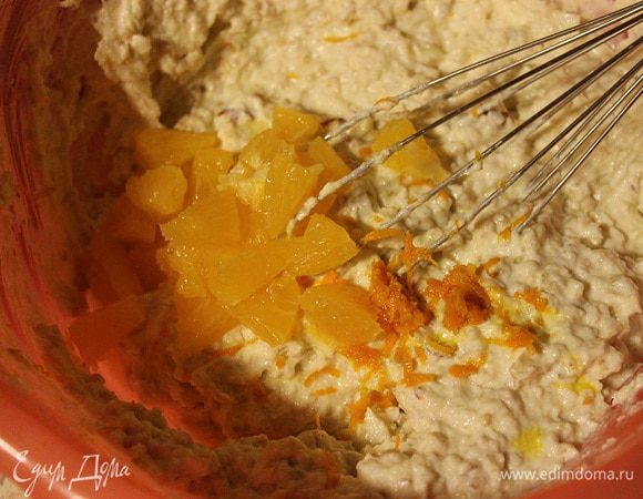 Далее добавляем цедру апельсина и кусочки апельсина без пленок. Тщательно все перемешиваем.