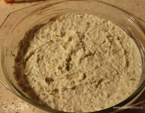 Форму смазать сливочным маслом (1 ч. л.), выложить всю массу, верх разровнять. Запекать при температуре 180С° 40 минут.