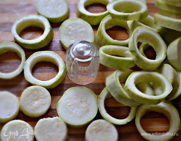 Кабачки помыть, нарезать кольцами толщиной 1 см. С помощью рюмки вынуть середину. Эту часть можно будет отдельно обжарить или потушить. Я использовала для  приготовления небольшие молодые кабачки, но еще лучше подойдут крупные кабачки.