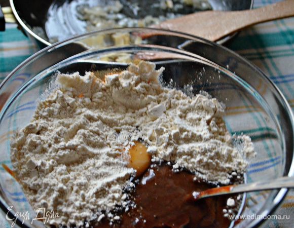 Для печеночной массы смешать измельченную печень с яйцом, солью, перцем. Постепенно вводите муку. Небольшую луковицу мелко порежьте и слегка обжарьте на растительном масле, добавьте к печеночной массе, хорошо перемешайте.