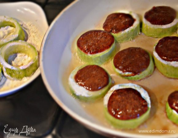 Кабачковые кольца слегка обваляйте в муке, выложите в сковороду с разогретым растительным маслом. С помощью ложки внутрь кольца выкладывайте печеночную массу. Обжаривайте на среднем огне с двух сторон до готовности.