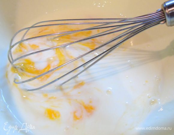 Смешать в миске яйца с кефиром, добавить молоко, соль, сахар, взбить венчиком.