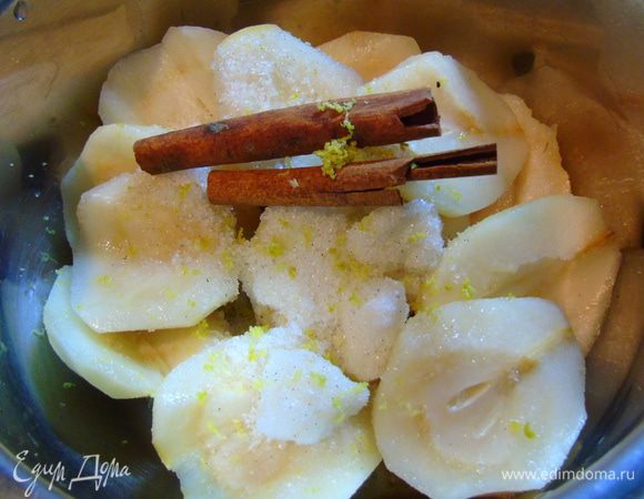 Пока тесто отдыхает приготовим груши (3 крупных или 5 маленьких): очистить груши, разрезать на половину и вынуть сердцевину. Выкладываем в сотейник, добавляем все приправы, заливаем вином и ставим на средний огонь, доводим до кипения, накрываем крышкой и варим до мягкости груш (15-20 минут) Остудить.