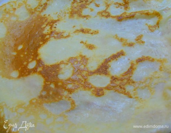 На разогретой сковороде пожарить блины, как обычно.